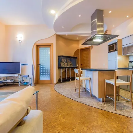 Апартаменты 3-room On Khreshchatyk. Building With Star *