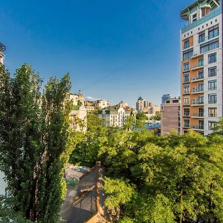 3-room On Khreshchatyk. Building With Star *