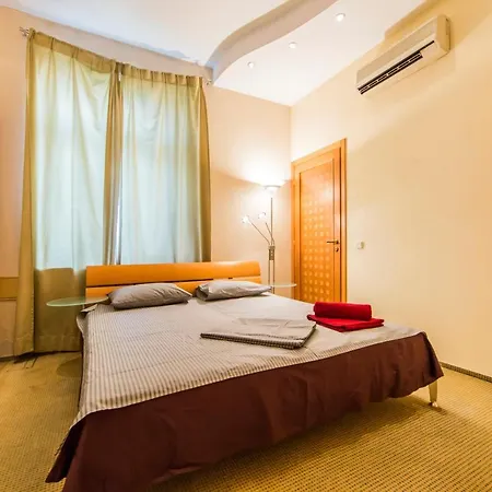 3-room On Khreshchatyk. Building With Star