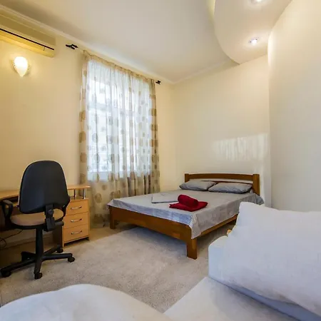 Апартаменты 3-room On Khreshchatyk. Building With Star *